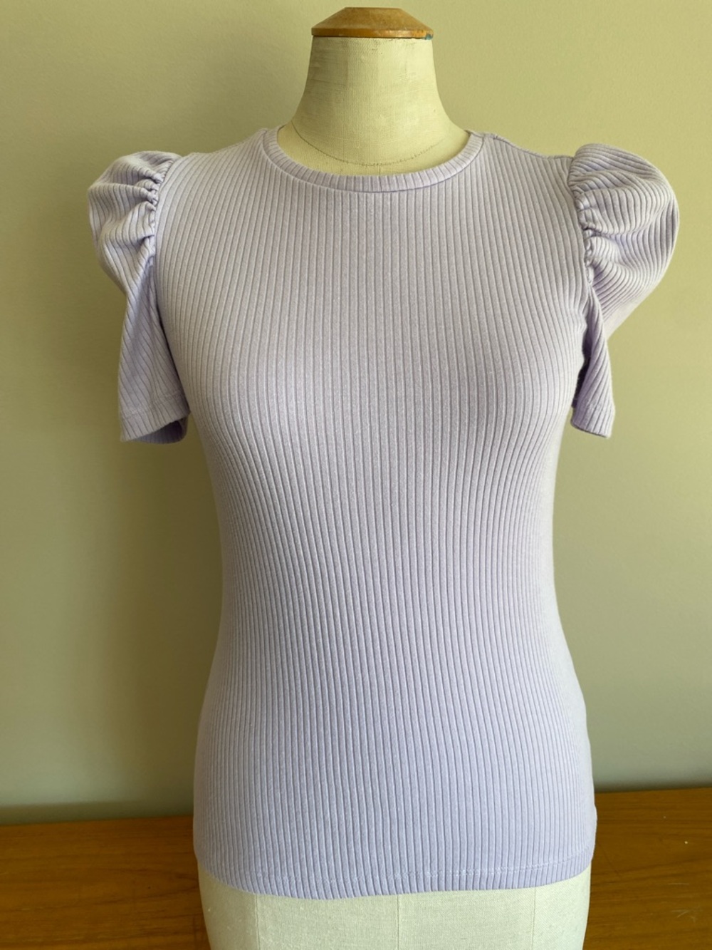 Lilac short puffed sleeved top.
Size XS. Fabric & brand unknown.💜